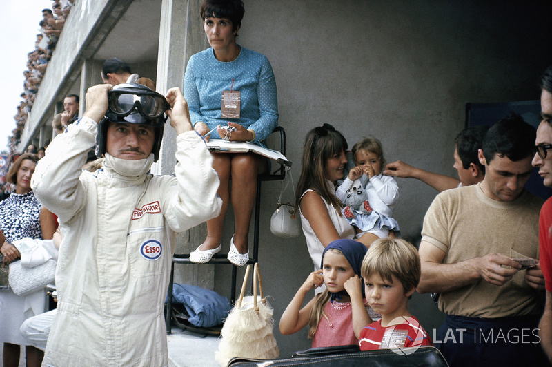 Graham Hill in de pits met zijn familie, waaronder vrouw Bette Hill en Damon Hill