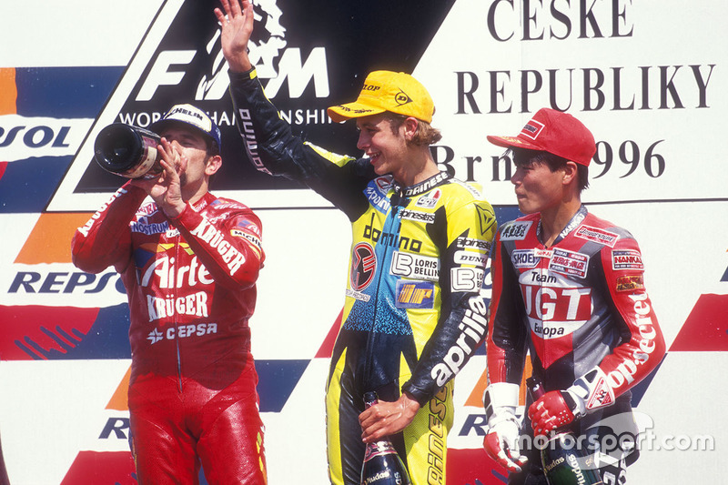 Podio: ganador de la carrera Valentino Rossi, Aprilia, segundo lugar Jorge Martinez, Aprilia, tercer lugar Tomomi Manako, Honda