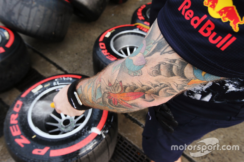 Механіки Red Bull Racing миють шини Supersoft та диски