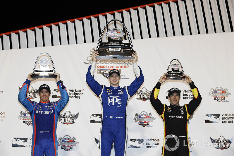 Podio: ganador de la carrera Josef Newgarden, Equipo Penske Chevrolet, segundo lugar Scott Dixon, de Chip Ganassi Racing Honda y tercer lugar Simon Pagenaud, Equipo Penske Chevrolet