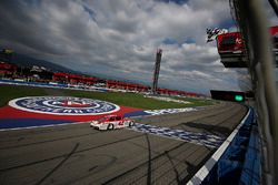 Kyle Larson, Chip Ganassi Racing Chevrolet takes the checkered flag