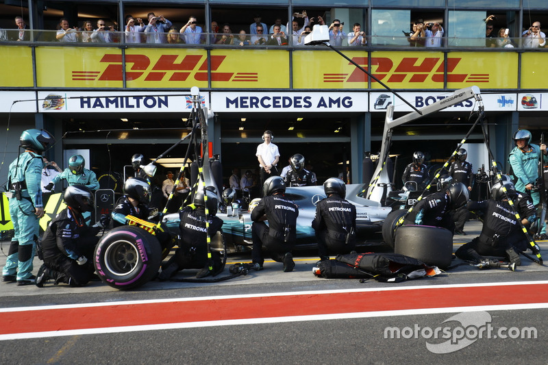 Lewis Hamilton, Mercedes AMG F1 W08, makes a stop during the race