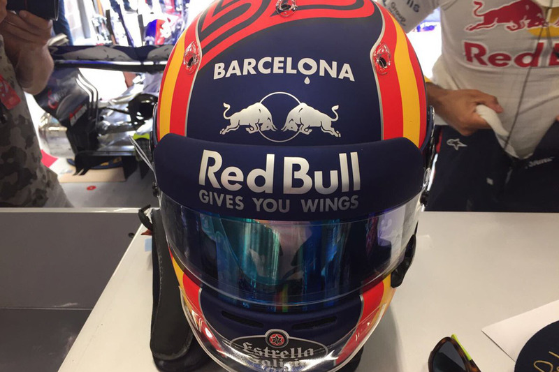 Карлос Сайнс мол., Scuderia Toro Rosso, шолом на честь жертв теракту в Барселоні