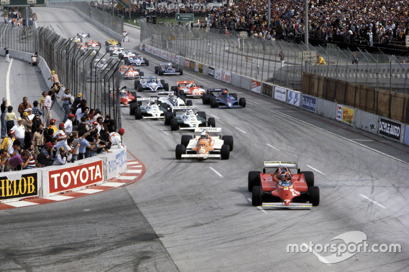 Gilles Villeneuve, Ferrari 126C leads the field at the start