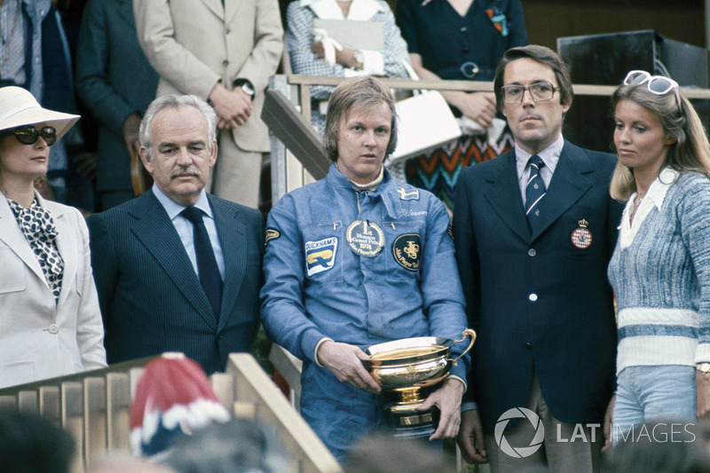 Podium: race winner Ronnie Peterson, Lotus 72E with Prince Rainier and Princess Grace of Monaco