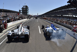 Will Power, Team Penske Chevrolet, James Hinchcliffe, Schmidt Peterson Motorsports Honda in the pit stop competition