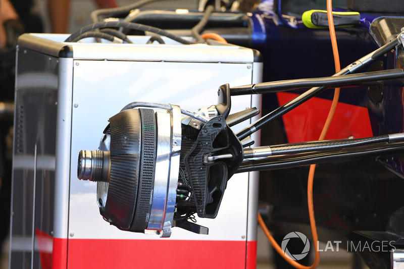 Scuderia Toro Rosso STR12 front brake and wheel hub detail