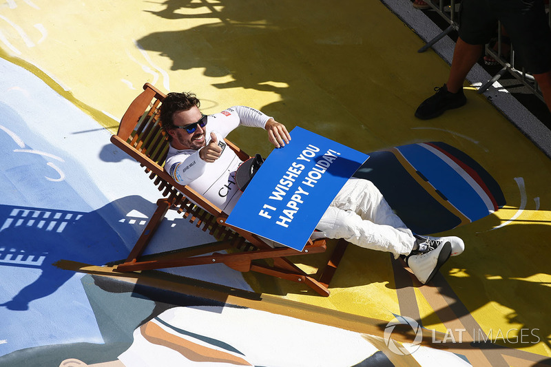 Fernando Alonso, McLaren, desea a todos unas felices vacaciones después de la carrera