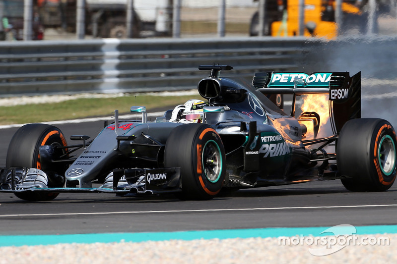 Lewis Hamilton, Mercedes AMG F1 W07 Hybrid valt uit met een kapotte motor