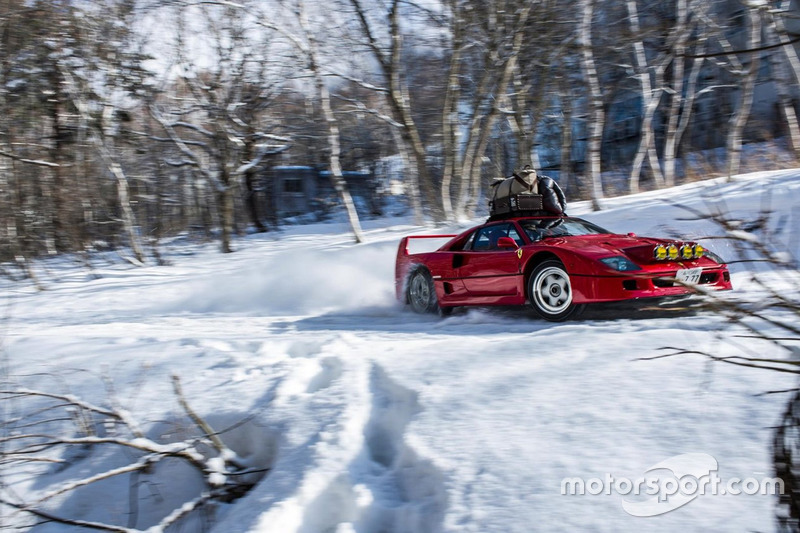 Une Ferrari F40 dans la neige