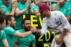 Lewis Hamilton, Mercedes AMG F1, fête sa victoire avec son team