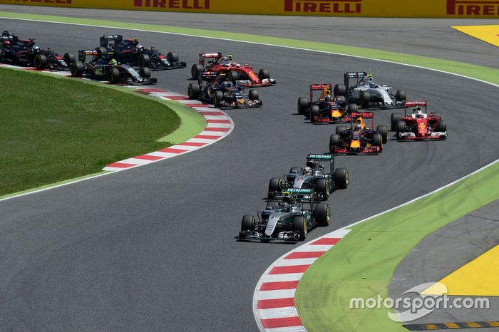 Nico Rosberg, Mercedes AMG F1 W07 Hybrid y Lewis Hamilton, Mercedes AMG F1 W07 Hybrid en el inicio de la carrera