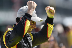 Polesitter Simon Pagenaud, Team Penske Chevrolet