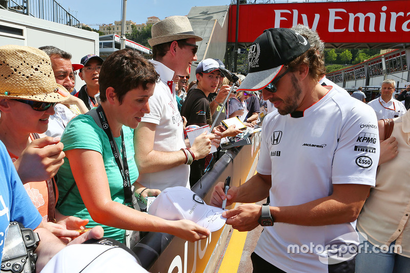 Fernando Alonso, McLaren firma de autógrafos para los fans