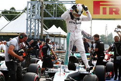 Льюіс Хемілтон, Mercedes AMG F1 святкує поул у закритому парку