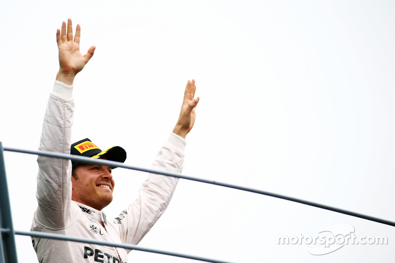 Ganador de la carrera Nico Rosberg, Mercedes AMG F1 celebra en el podio