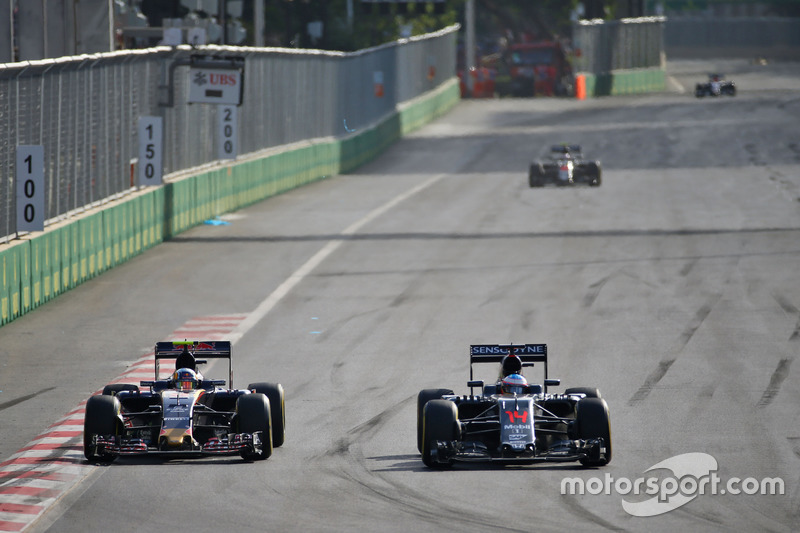 Carlos Sainz Jr., Scuderia Toro Rosso STR11 y Fernando Alonso, McLaren MP4-31 luchan por la posición