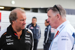 Роберт Фернли, заместитель руководителя Sahara Force India F1 Team Deputy Team Principal и Майк О'Др