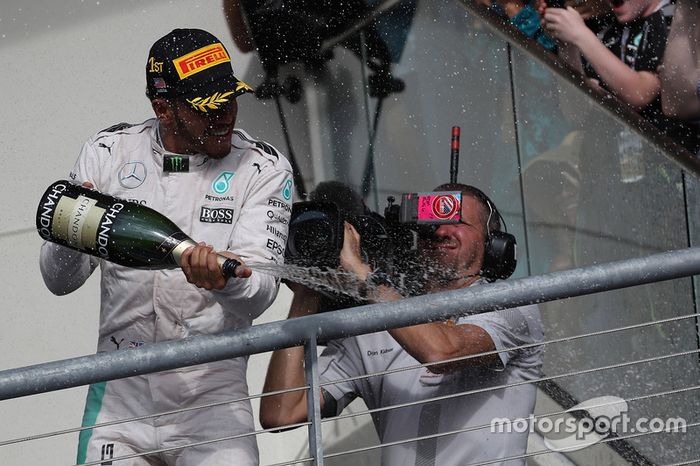 Podio: ganador de la carrera  Lewis Hamilton, Mercedes Petronas AMG F1