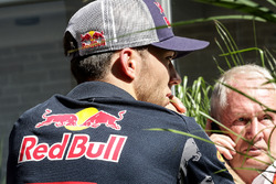 Pierre Gasly, troisième pilote Red Bull Racing avec Dr Helmut Marko, consultant Red Bull Motorsport
