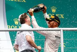 Podium: winnaar Lewis Hamilton, Mercedes AMG F1 viert feest met champagne