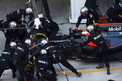 Jenson Button, McLaren MP4-31 hace una parada en pits