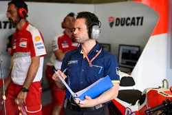 Ingeniero de Michelin trabajando