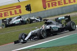 Льюис Хэмилтон, Mercedes AMG F1 Team W07 и Нико Росберг, Mercedes AMG F1 Team W07