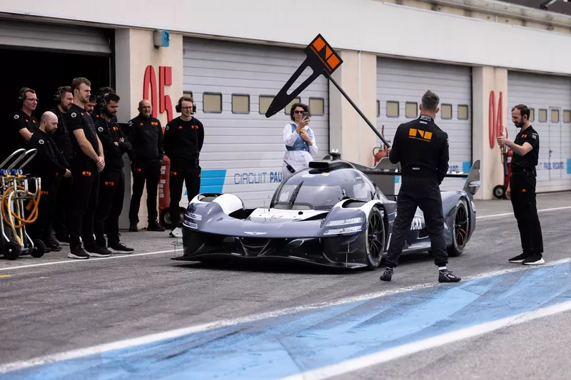 Jacky Ickx, Genesis Magma Racing Genesis