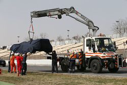 La Toro Rosso STR11 di Max Verstappen, Scuderia Toro Rosso mentre viene riportata ai box dopo l'avar