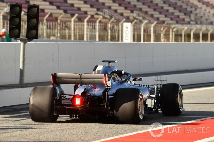 Lewis Hamilton, Mercedes-AMG F1 W09 con luces traseras