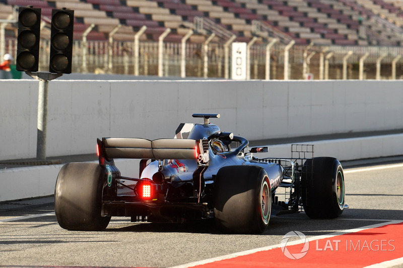 Lewis Hamilton, Mercedes-AMG F1 W09 with lights on rear wing