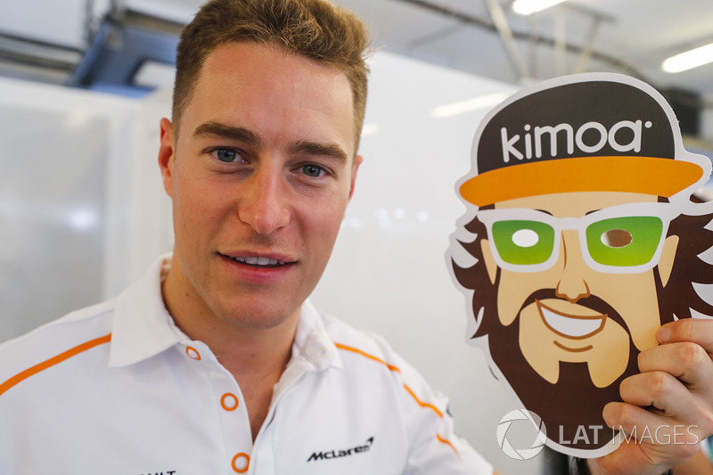 Stoffel Vandoorne, McLaren MCL33 celebra el cumpleaños de Fernando Alonso, McLaren