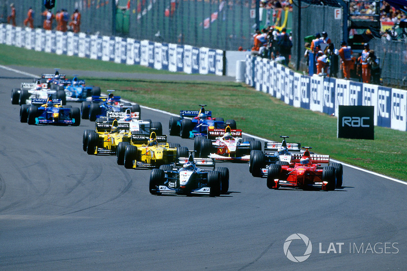 Hakkinen retuvo la ventaja y comenzó a separarse de sus rivales, e Irvine venció a Coulthard en la lucha por el segundo lugar.