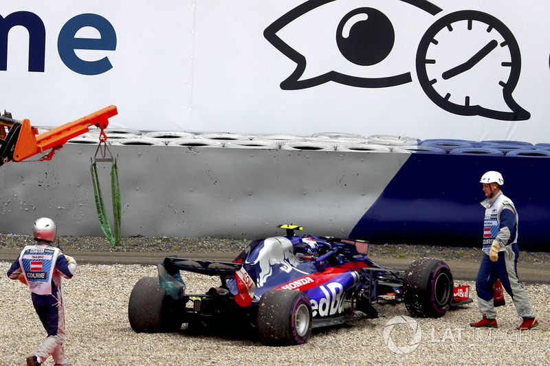 Comisarios atienden a Pierre Gasly, Toro Rosso STR13, tras un accidente en la FP2 de Austria