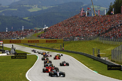 Lewis Hamilton, Mercedes AMG F1 W09, precede Kimi Raikkonen, Ferrari SF71H, Max Verstappen, Red Bull Racing RB14, Valtteri Bottas, Mercedes AMG F1 W09, Romain Grosjean, Haas F1 Team VF-18, Daniel Ricciardo, Red Bull Racing RB14, Kevin Magnussen, Haas F1 Team VF-18 e Sebastian Vettel, Ferrari SF71H, alla partenza