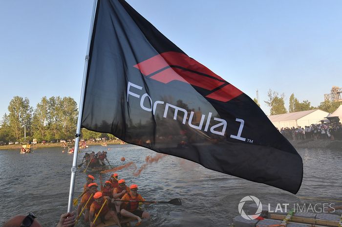 Bandera en la carrera de balsas