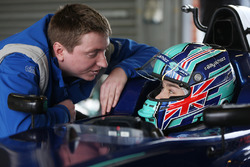Billy Monger fait son retour en monoplace au volant d'une Carlin de British F3