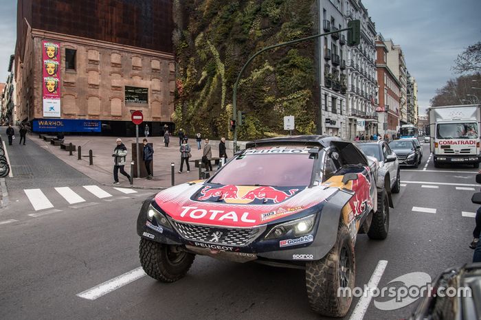 Carlos Sainz, Lucas Cruz, Peugeot Sport en las calles de Madrid