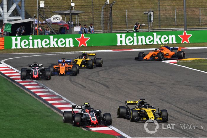 Kevin Magnussen, Haas F1 Team VF-18 y Nico Hulkenberg, Renault Sport F1 Team R.S. 18 batalla