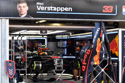 El coche de Max Verstappen, Red Bull Racing RB14 en el garaje durante la Calificación