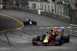 Max Verstappen, Red Bull Racing RB14, precede Brendon Hartley, Toro Rosso STR13