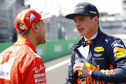 Polesitter Sebastian Vettel, Ferrari met Max Verstappen, Red Bull Racing