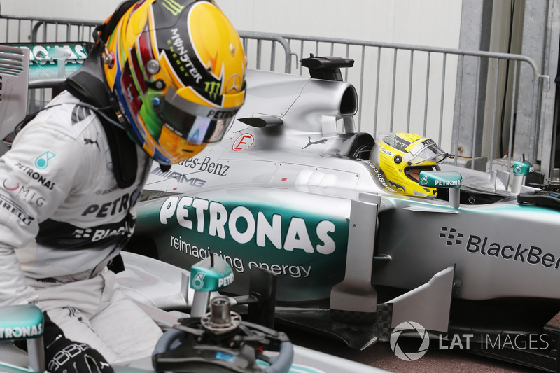 Lewis Hamilton y Nico Rosberg, Mercedes W04 en parc ferme