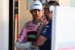 Esteban Ocon, Sahara Force India F1 en Tom McCullough, Sahara Force India F1 Team Chief Engineer
