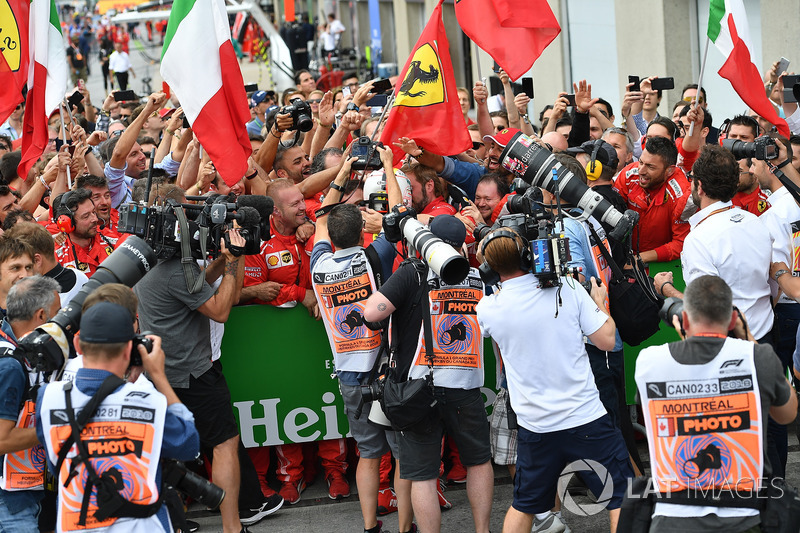 Le vainqueur Sebastian Vettel, Ferrari fête sa victoire dans le Parc Fermé
