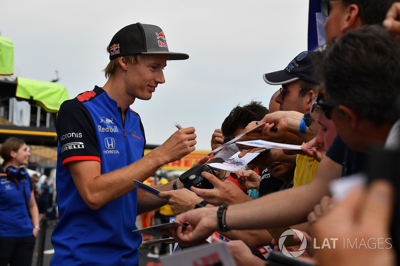 Brendon Hartley, Scuderia Toro Rosso signs autographs for the fans