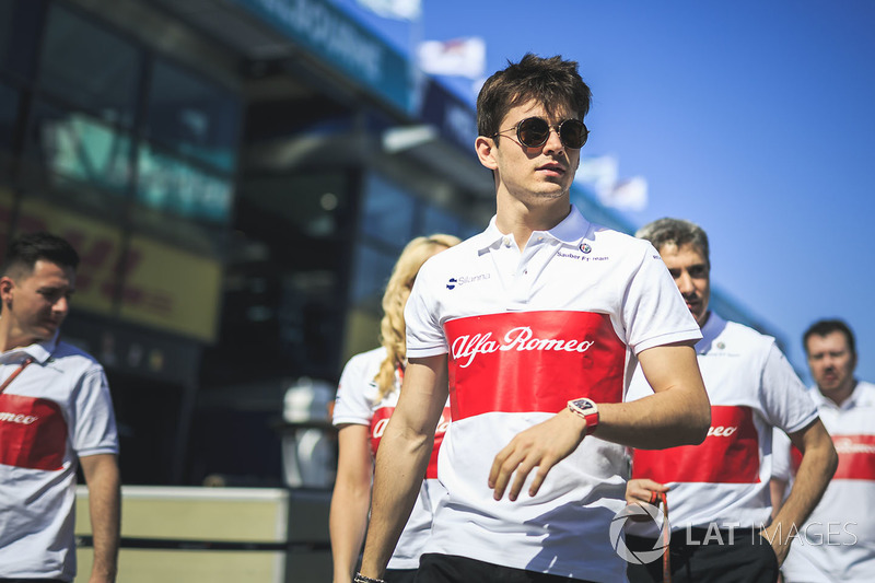 Charles Leclerc, Alfa Romeo Sauber F1 Team, cammina lungo il circuito