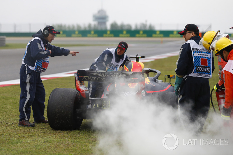 Des commissaires prennent en charge la voiture de Daniel Ricciardo, Red Bull Racing RB14 Tag Heuer, après sa défaillance moteur