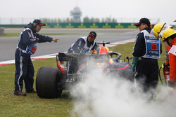 Даніель Ріккардо, Red Bull Racing RB14 Tag Heuer, маршали прибирають машину